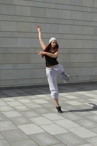 Esporte, dança e conceito de cultura urbana - bela dançarina de rua — Fotografia de Stock