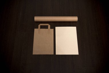 Koyu ahşap arka plan mockup şablonu. Recyced