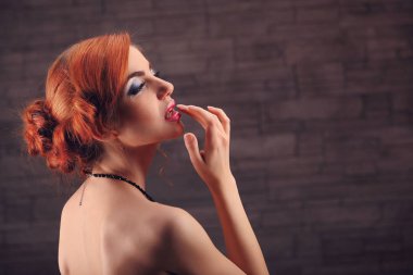 Dalgalı kırmızı saçlı. moda kız portre.