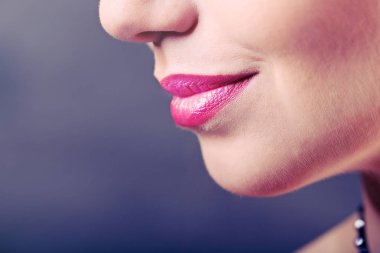 Dalgalı kırmızı saçlı. moda kız portre.