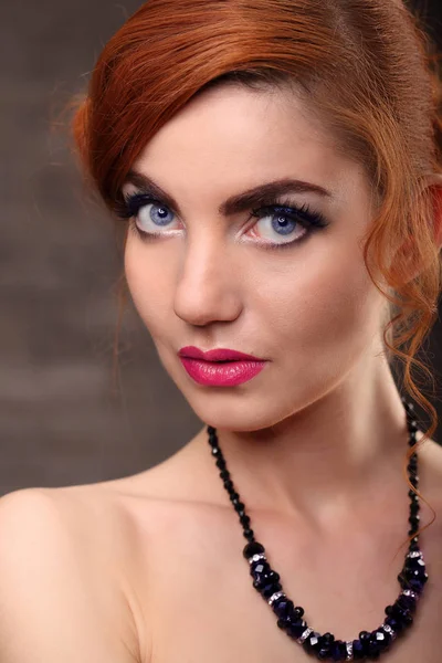Волнистые рыжие волосы. Портрет девушки моды . — стоковое фото