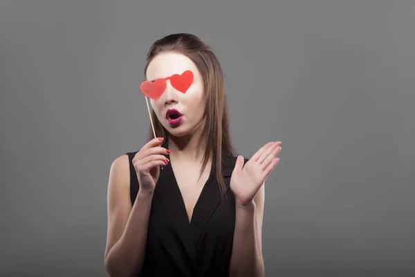 Sorprendido sorprendido aturdido. concepto emoji: mujer con los corazones en lugar de sus ojos —  Fotos de Stock
