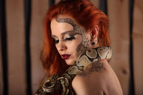 Piękny portret pięknej młodej kobiety z python pomarańczowy — Zdjęcie stockowe