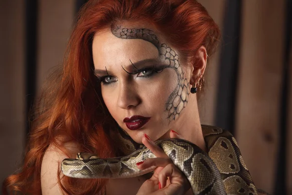 Piękny portret pięknej młodej kobiety z python pomarańczowy — Zdjęcie stockowe