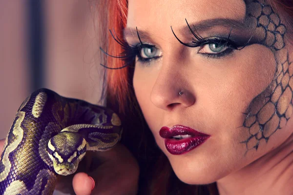 可爱的年轻女子，与橙色 python 的裸体写真 — 图库照片