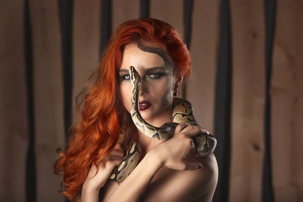 Çıplak güzel bayanı turuncu python ile portresi — Stok fotoğraf