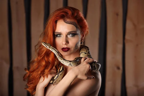 Portrait nu de belle jeune femme avec python orange — Photo