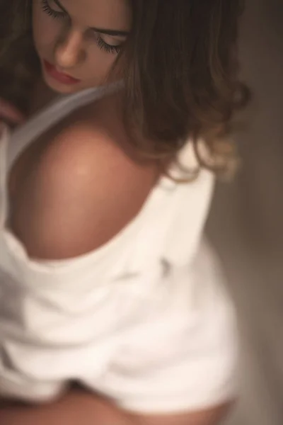 Szép szexi barna lány pózol reggel hotelban belsejének — Stock Fotó