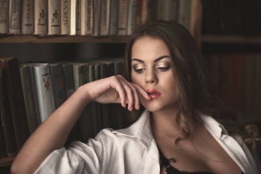 Zarif siyah iç çamaşırı ve çorap güzel seksi Bayan. Moda portre modelinin kapalı.