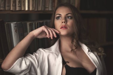 Zarif siyah iç çamaşırı ve çorap güzel seksi Bayan. Moda portre modelinin kapalı.