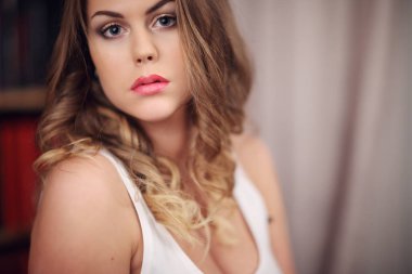 Zarif siyah iç çamaşırı ve çorap güzel seksi Bayan. Moda portre modelinin kapalı.