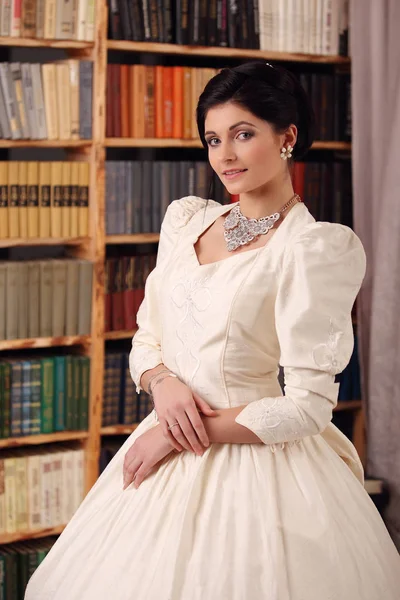 Fine art portrét nevěsty v vintage šaty — Stock fotografie