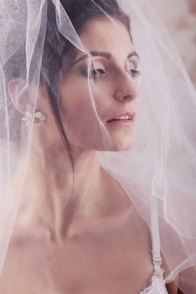 Sensueel en mooi jong meisje in een Bruidslingerie over retro achtergrond — Stockfoto