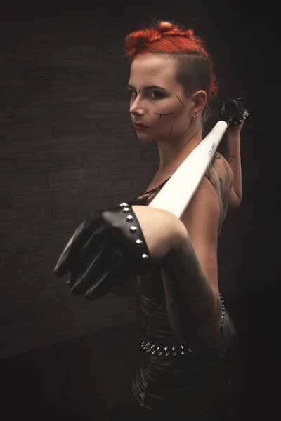 Portret van sexy gevaarlijke meisje met wapen studio — Stockfoto