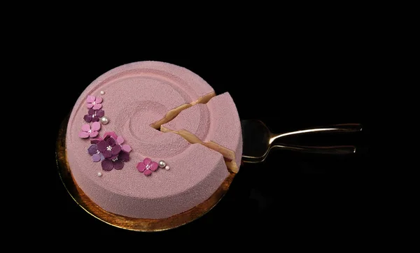 Różowe, okrągłe ciasto mus z kwiatami — Zdjęcie stockowe