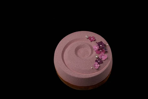 Różowe, okrągłe ciasto mus z kwiatami — Zdjęcie stockowe