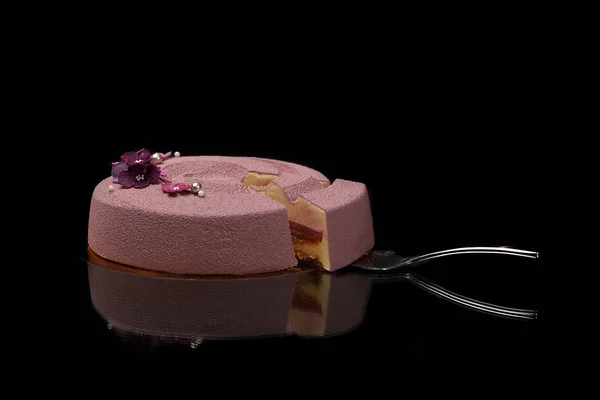 Mousse rotonda rosa torta con fiori — Foto Stock