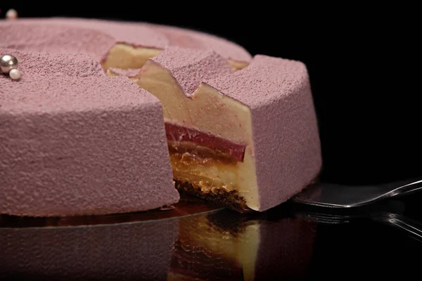Mousse rotonda rosa torta con fiori — Foto Stock