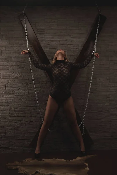 Kelepçe ve kamçı ile duvar, seksi kız ön sevişme