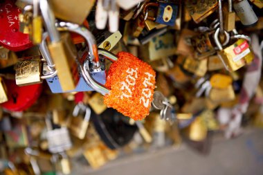 Pont des Arts Köprüsü, Paris, romantik Fransa. Closeup kilitler