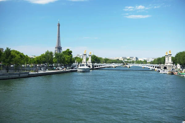 Vatten och stad. Paris, Frankrike, landskap, ljusa sommarväder — Stockfoto