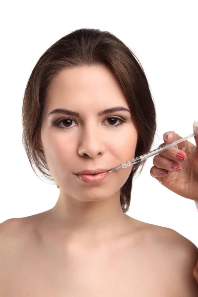 Aantrekkelijke jonge vrouw krijgt cosmetische injectie, geïsoleerd over witte achtergrond. Artsen handen maken een injectie in het gezicht. Schoonheidsbehandeling. — Stockfoto