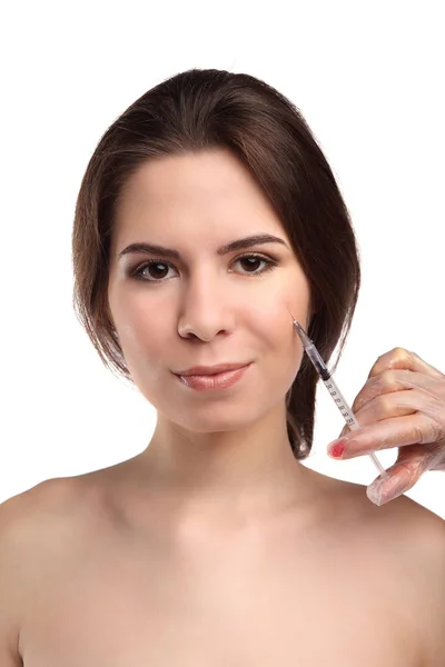 Aantrekkelijke jonge vrouw krijgt cosmetische injectie, geïsoleerd op witte achtergrond. Artsen handen maken een injectie in gezicht. — Stockfoto