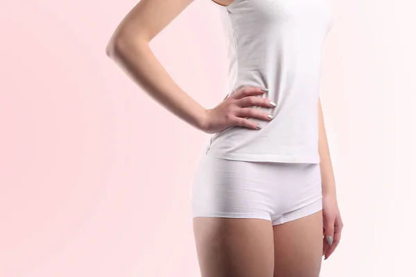 年轻女人身体与白色棉内裤和孤立在粉红色的衬衫 — 图库照片