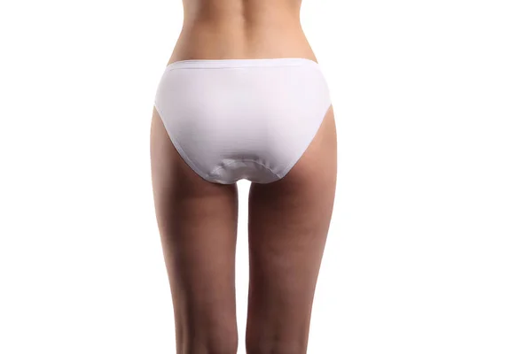Тело молодой женщины с хлопчатобумажными трусиками изолированы на белом, задницу — стоковое фото