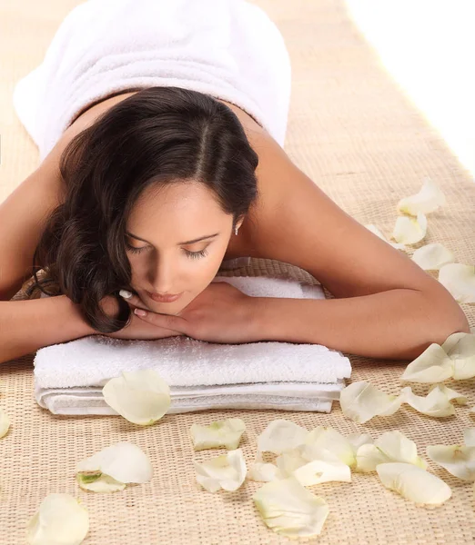 Frau im luxuriösen Wellness-Salon mit Rosenblättern. Wellness-, Gesundheits- und Heilkonzept. — Stockfoto