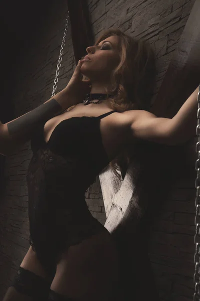 Çift aşk oyunları oynamak. BDSM. zincirleri kadında