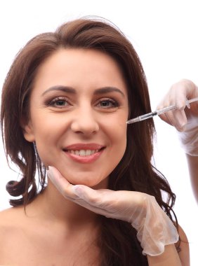 Çekici genç kadın kozmetik enjeksiyonları, beyaz arka plan üzerinde izole alır. Doktorlar eller. Güzellik tedavi kavramı