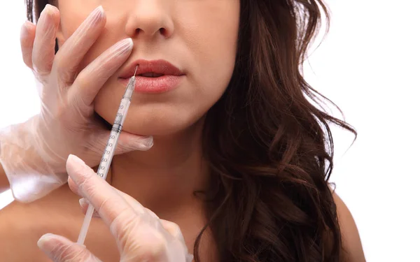 Kosmetiska injektion i överläppen av oigenkännlig kvinna, närbild. Vackra stora läppar. Plast och estetisk kirurgi — Stockfoto