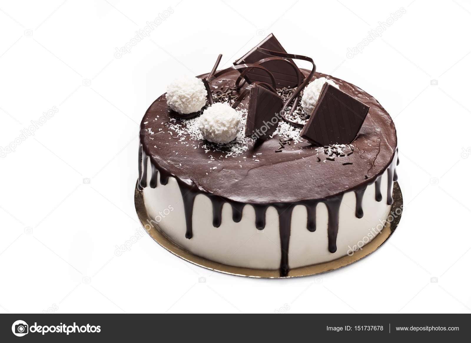 Bianco torta ricoperta di glassa al cioccolato scuro \u2014 Foto di
