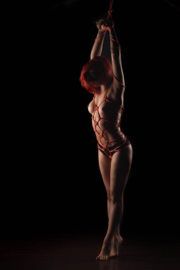 Dişi kırmızı iple bağladı geleneksel Japon shibari kandırdın. Önden Görünüm