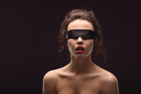 Güzel esmer kadın siyah dantel maskesi gözleri üzerinde. Kırmızı seksi dudaklar. Ağzını aç. kavram tutku