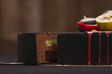 Kek ile siyah kadife kaplı. kireç, biber ve macaroons, üstte kırmızı sır. parça