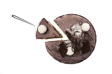 beyaz pasta çikolata sır, koyu çikolata ve Hindistan cevizi şeker beyaz çikolata ile süslenmiş ile kaplı. beyaz izole