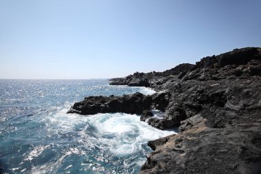 Lanzarote, Kanarya Adaları, İspanya'nın kıyısında bir parçası. mavi su ile yer