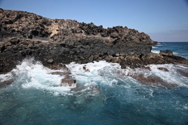 Lanzarote, Kanarya Adaları, İspanya'nın kıyısında bir parçası. taş tepeden