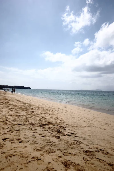 Linia brzegowa na piaszczystej plaży na wyspie Lanzarote, Wyspy Kanaryjskie, Hiszpania — Zdjęcie stockowe