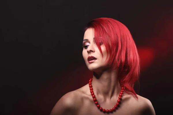 Güzel seksi redhead kadın giyiyor kırmızı kolye, çıplak omuz, portre portre — Stok fotoğraf