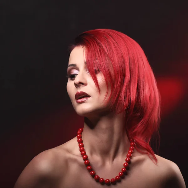 Vacker Sexig rödhårig kvinna bär endast röda halsband, Nakna, närbild porträtt — Stockfoto