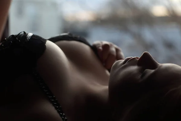 Jovem mulher sexy deitado perto da janela. Provocativo e sensualidade. Retrato de close up. Menina quente em lingerie — Fotografia de Stock