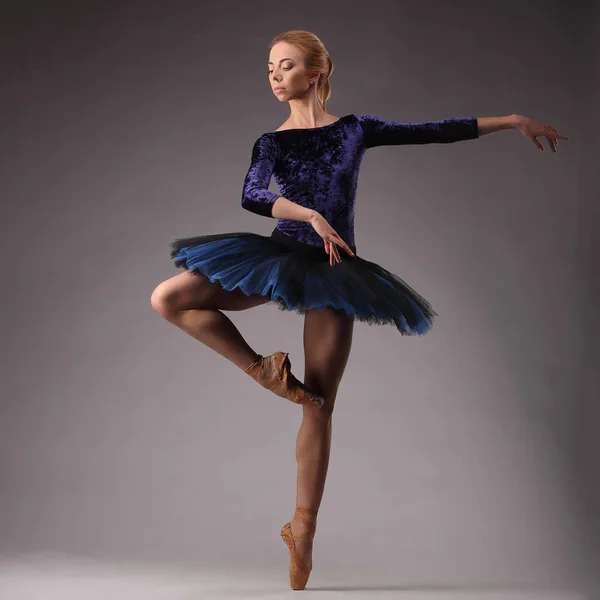 Increíblemente hermosa bailarina en traje azul bailando en el estudio. arte clásico del ballet . —  Fotos de Stock