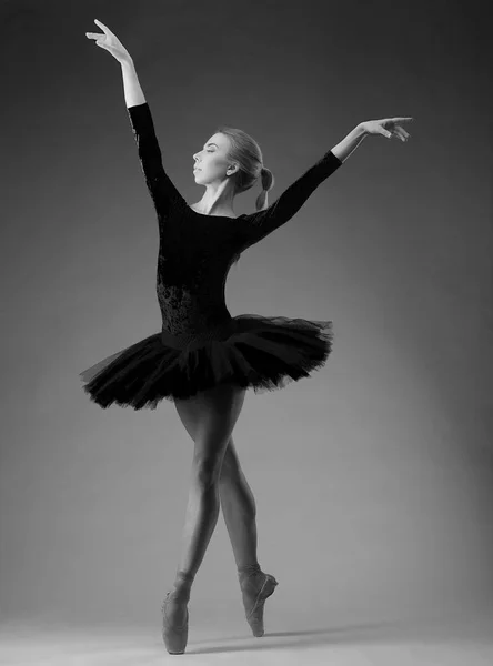 Классическое балетное искусство в черно-белом. Искусство балета — стоковое фото