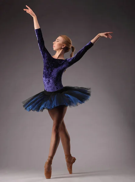 Bailarina incrivelmente bonita em roupa azul está posando e dançando em estúdio. arte ballet clássico . — Fotografia de Stock