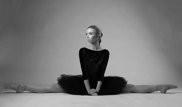 Spettacolo di ballerina diviso sul pavimento dello studio colpo in bianco e nero — Foto Stock