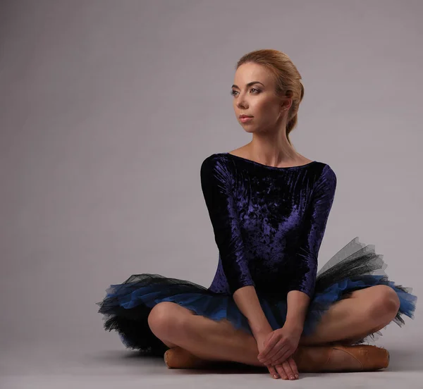 Piękne baleriny z doskonałego ciała w tutu niebieski siedzieć w studio. baletu klasycznego — Zdjęcie stockowe