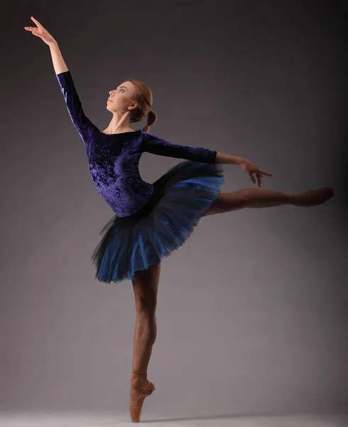 Hermosa bailarina con cuerpo perfecto en traje de tutú azul bailando en estudio. arte del ballet . —  Fotos de Stock